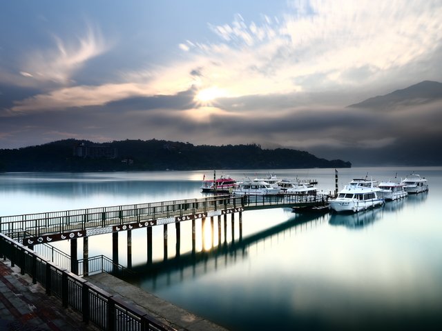 A-Sunrise-Morning-at-Sun-Moon-Lakes-Chaowu-Pier_202504